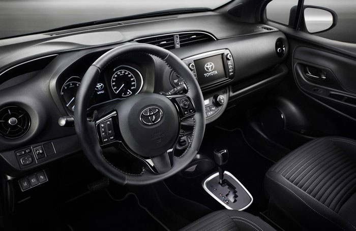 Foto dell'interno della Toyota Yaris Hybrid 2018