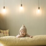 Bambino che dorme serenamente con una luce notturna accesa nella stanza.